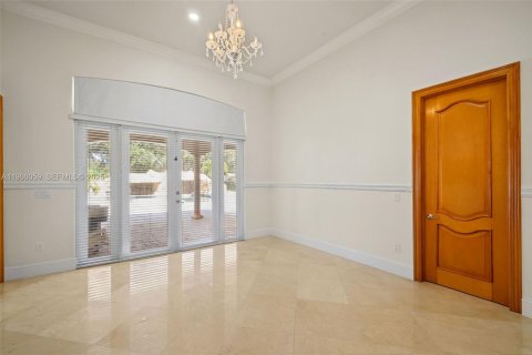 House in Miami, Florida 5 bedrooms, 500.46 sq.m. № 1974325 - photo 28