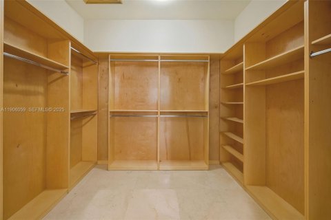 House in Miami, Florida 5 bedrooms, 500.46 sq.m. № 1974325 - photo 29