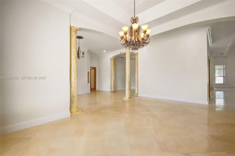 House in Miami, Florida 5 bedrooms, 500.46 sq.m. № 1974325 - photo 13