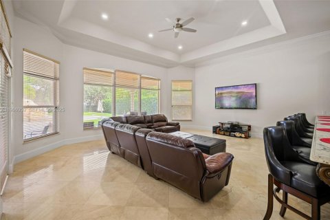 House in Miami, Florida 5 bedrooms, 500.46 sq.m. № 1974325 - photo 20