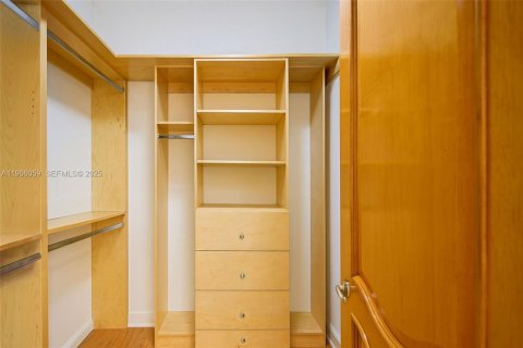 House in Miami, Florida 5 bedrooms, 500.46 sq.m. № 1974325 - photo 30