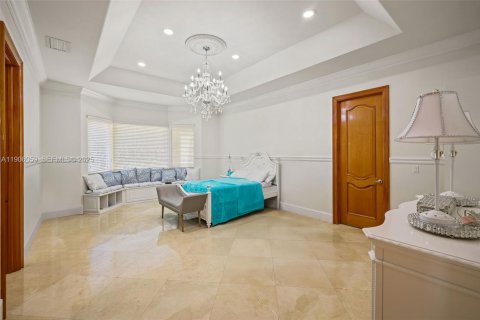 House in Miami, Florida 5 bedrooms, 500.46 sq.m. № 1974325 - photo 27