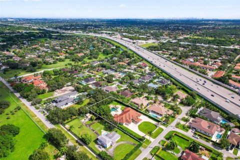 House in Miami, Florida 5 bedrooms, 500.46 sq.m. № 1974325 - photo 12