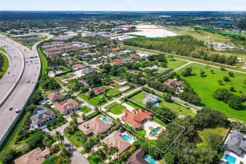 House in Miami, Florida 5 bedrooms, 500.46 sq.m. № 1974325 - photo 10