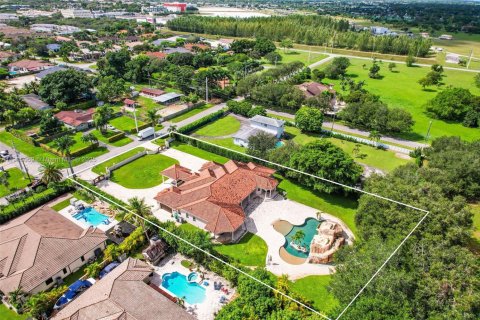 House in Miami, Florida 5 bedrooms, 500.46 sq.m. № 1974325 - photo 7