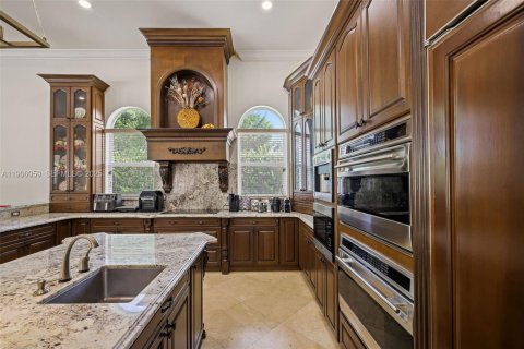 House in Miami, Florida 5 bedrooms, 500.46 sq.m. № 1974325 - photo 18