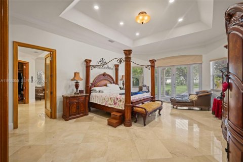 House in Miami, Florida 5 bedrooms, 500.46 sq.m. № 1974325 - photo 22