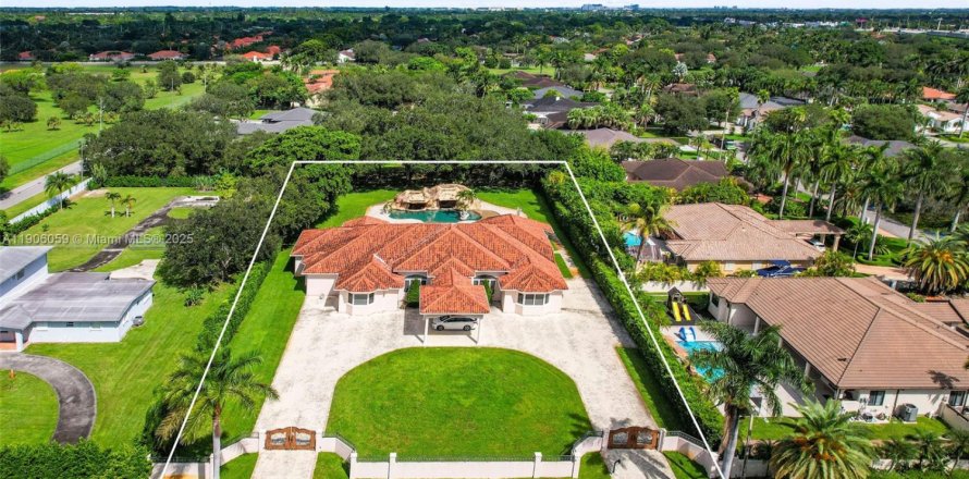 House in Miami, Florida 5 bedrooms, 500.46 sq.m. № 1974325