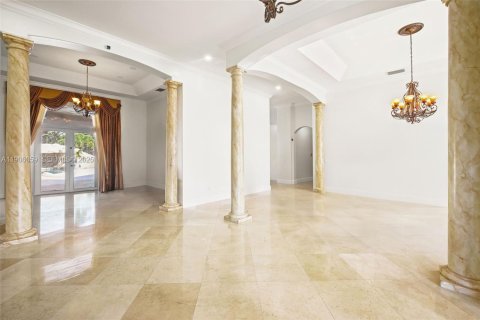 House in Miami, Florida 5 bedrooms, 500.46 sq.m. № 1974325 - photo 14
