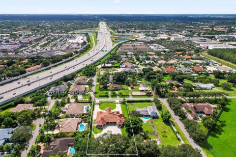 House in Miami, Florida 5 bedrooms, 500.46 sq.m. № 1974325 - photo 11