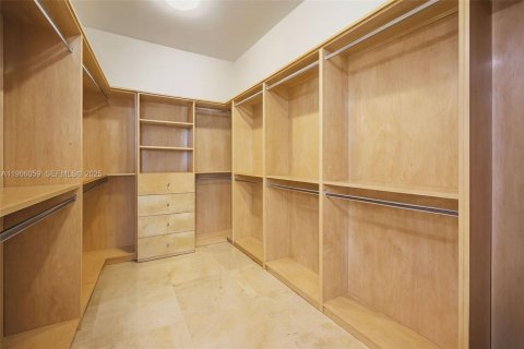 House in Miami, Florida 5 bedrooms, 500.46 sq.m. № 1974325 - photo 24