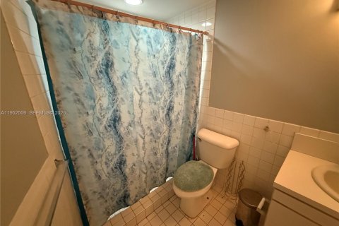 Condo in Hialeah, Florida, 2 bedrooms  № 2009594 - photo 19