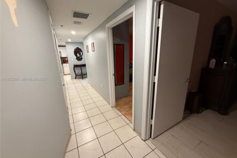 Condo in Hialeah, Florida, 2 bedrooms  № 2009594 - photo 15