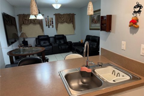 Condo in Hialeah, Florida, 2 bedrooms  № 2009594 - photo 11