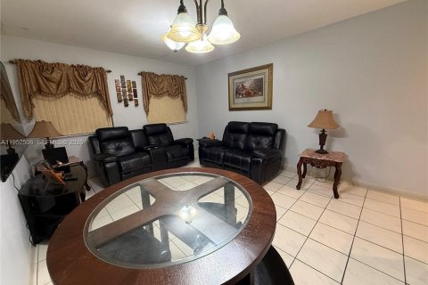 Condo in Hialeah, Florida, 2 bedrooms  № 2009594 - photo 14