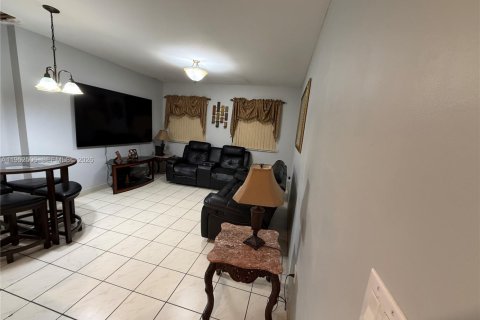 Condo in Hialeah, Florida, 2 bedrooms  № 2009594 - photo 13