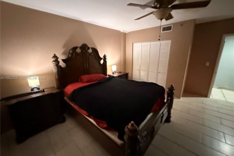 Condo in Hialeah, Florida, 2 bedrooms  № 2009594 - photo 16