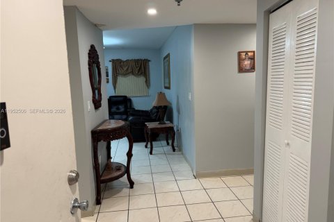 Condo in Hialeah, Florida, 2 bedrooms  № 2009594 - photo 9
