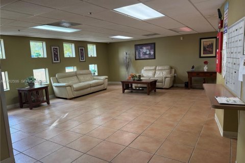 Condo in Hialeah, Florida, 2 bedrooms  № 2009594 - photo 22