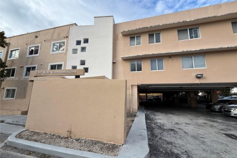 Condo in Hialeah, Florida, 2 bedrooms  № 2009594 - photo 3