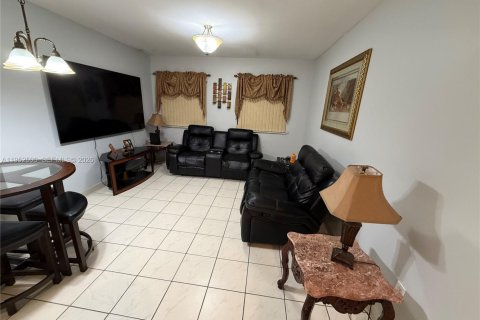 Condo in Hialeah, Florida, 2 bedrooms  № 2009594 - photo 12
