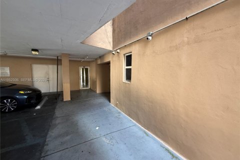 Condo in Hialeah, Florida, 2 bedrooms  № 2009594 - photo 24