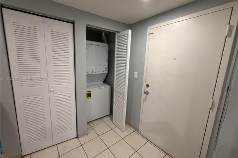 Condo in Hialeah, Florida, 2 bedrooms  № 2009594 - photo 21