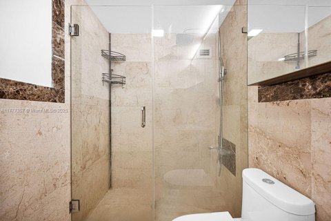 Condo in Bal Harbour, Florida, 1 bedroom  № 1730923 - photo 25