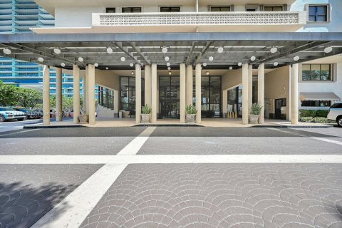 Condo in Bal Harbour, Florida, 1 bedroom  № 1730923 - photo 2