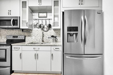 Condo in Bal Harbour, Florida, 1 bedroom  № 1730923 - photo 28