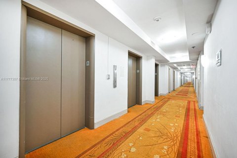 Condo in Bal Harbour, Florida, 1 bedroom  № 1730923 - photo 12
