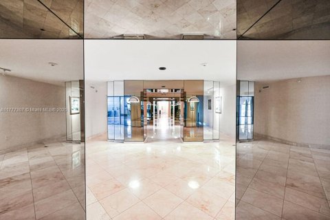 Condo in Bal Harbour, Florida, 1 bedroom  № 1730923 - photo 11