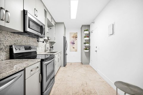 Condo in Bal Harbour, Florida, 1 bedroom  № 1730923 - photo 26