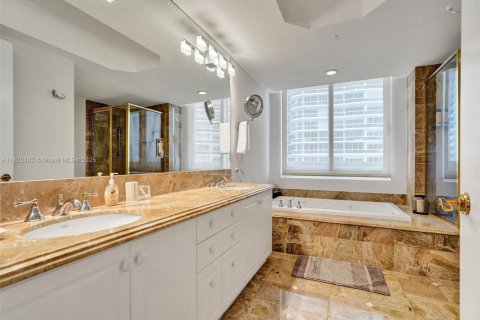 Copropriété à louer à Surfside, Floride: 2 chambres, 183.95 m2 № 1937624 - photo 13