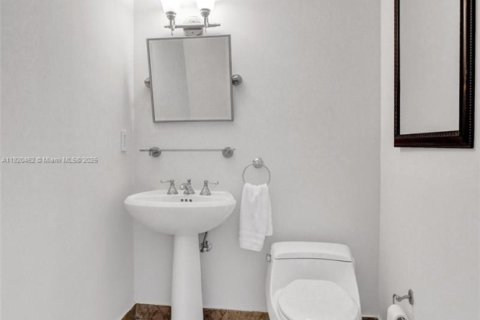 Condominio en alquiler en Surfside, Florida, 2 dormitorios, 183.95 m2 № 1937624 - foto 16