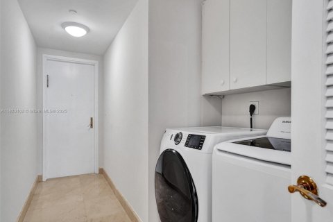 Condominio en alquiler en Surfside, Florida, 2 dormitorios, 183.95 m2 № 1937624 - foto 17