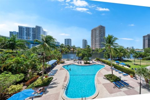 Condominio en venta en Sunny Isles Beach, Florida, 1 dormitorio, 92.9 m2 № 2081882 - foto 2