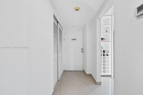 Condominio en venta en Sunny Isles Beach, Florida, 1 dormitorio, 92.9 m2 № 2081882 - foto 17