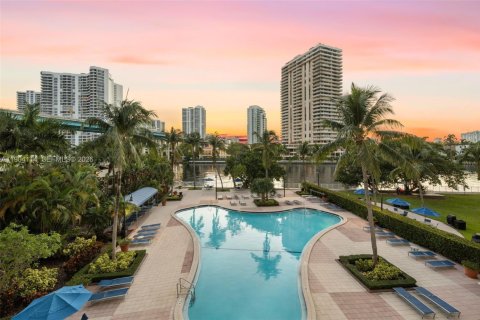 Condominio en venta en Sunny Isles Beach, Florida, 1 dormitorio, 92.9 m2 № 2081882 - foto 3