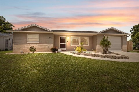 House in Port Richey, Florida 3 bedrooms, 148.27 sq.m. № 1914430 - photo 1