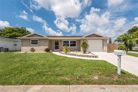 House in Port Richey, Florida 3 bedrooms, 148.27 sq.m. № 1914430 - photo 2