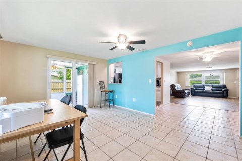House in Port Richey, Florida 3 bedrooms, 148.27 sq.m. № 1914430 - photo 15