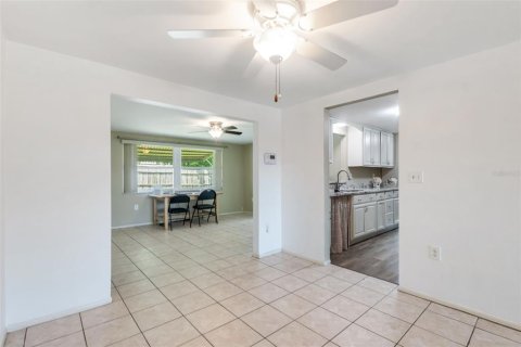 House in Port Richey, Florida 3 bedrooms, 148.27 sq.m. № 1914430 - photo 9