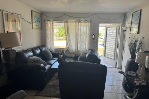 Condominio en venta en Lantana, Florida, 1 dormitorio, 67.63 m2 № 1763357 - foto 1