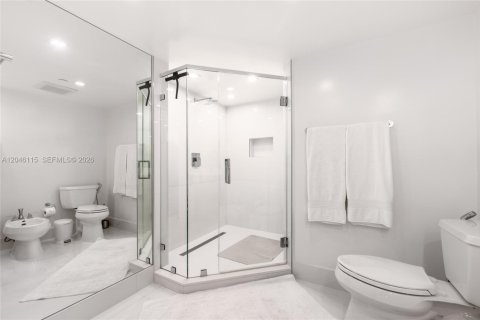 Condo in Miami Beach, Florida, 2 bedrooms  № 2240589 - photo 21
