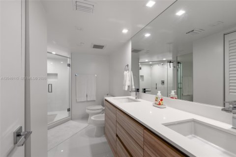 Condo in Miami Beach, Florida, 2 bedrooms  № 2240589 - photo 22