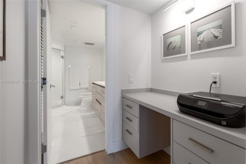 Condo in Miami Beach, Florida, 2 bedrooms  № 2240589 - photo 20