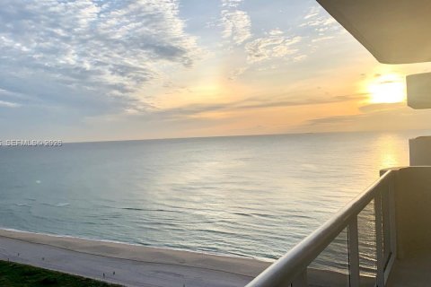Condo in Miami Beach, Florida, 2 bedrooms  № 2240589 - photo 3