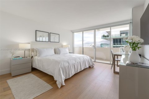Condo in Miami Beach, Florida, 2 bedrooms  № 2240589 - photo 16