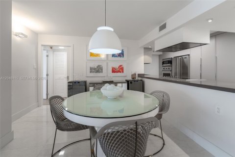 Condo in Miami Beach, Florida, 2 bedrooms  № 2240589 - photo 12